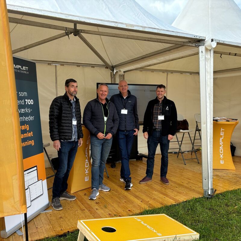 Besucher spielen Cornhole an einem Stand